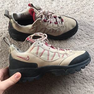 nike acg hiking shoes